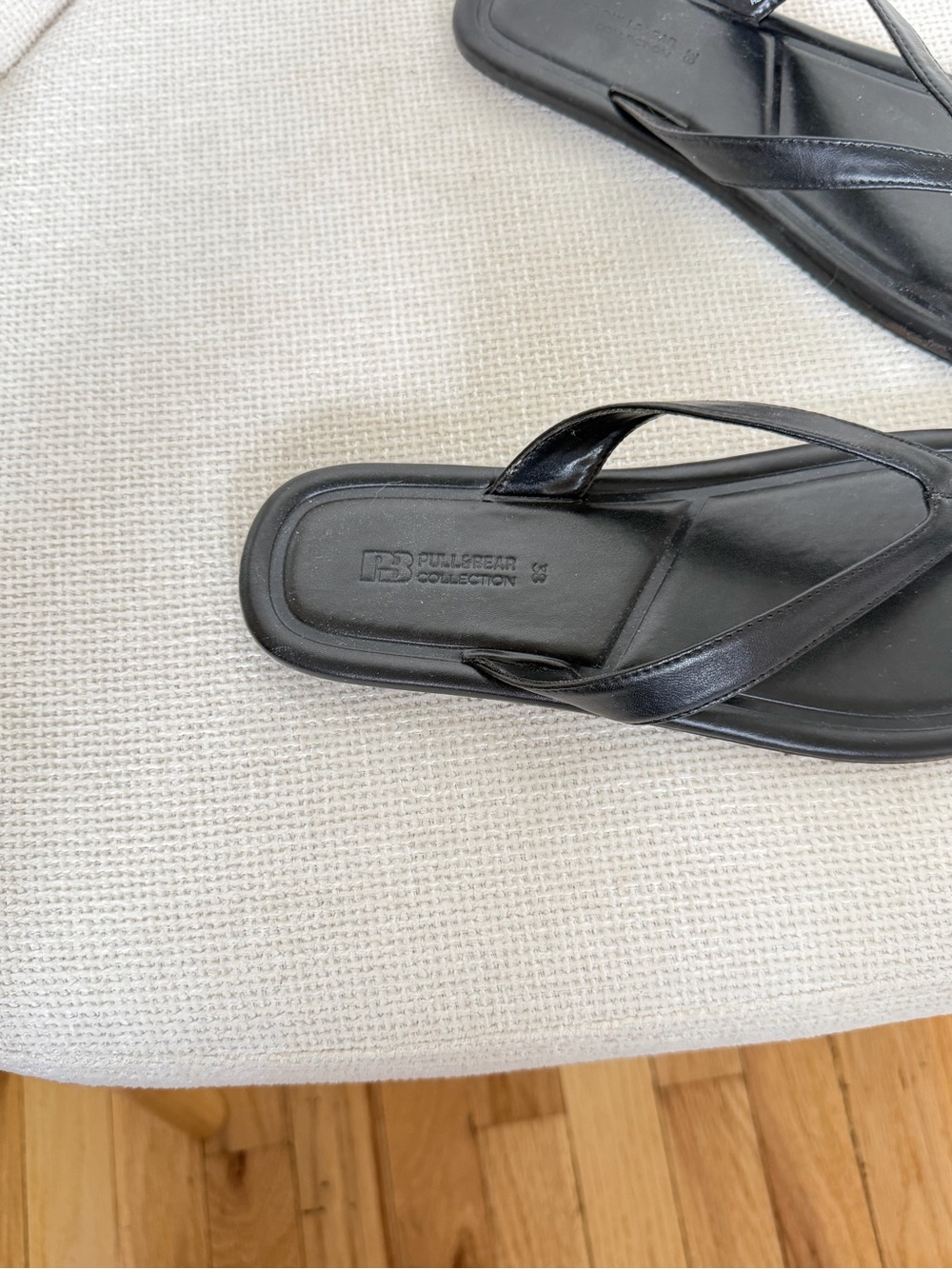 Pull&Bear Black Women's Thong Sandals - Picture 3 of 6